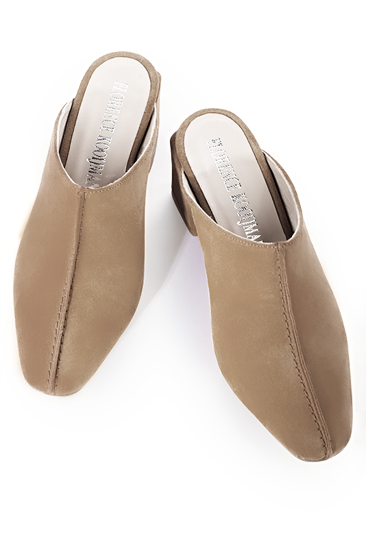 Chaussure femme a brides beige sahara Mule sabot Bout carre. Talon mi haut bottier. Modele Kurtis Soho